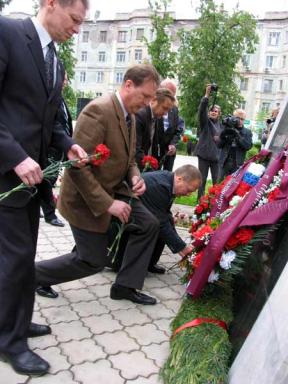 Возложение цветов к памятнику дзержинцам, погибшим в локальных конфликтах