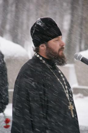 На митинге выступает священник отец Андрей Кириллов